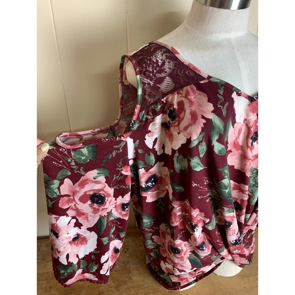 Absolutely Famous Cold Shoulder Top‎ Juniors Plus 2X Floral - Picture 2 of 11